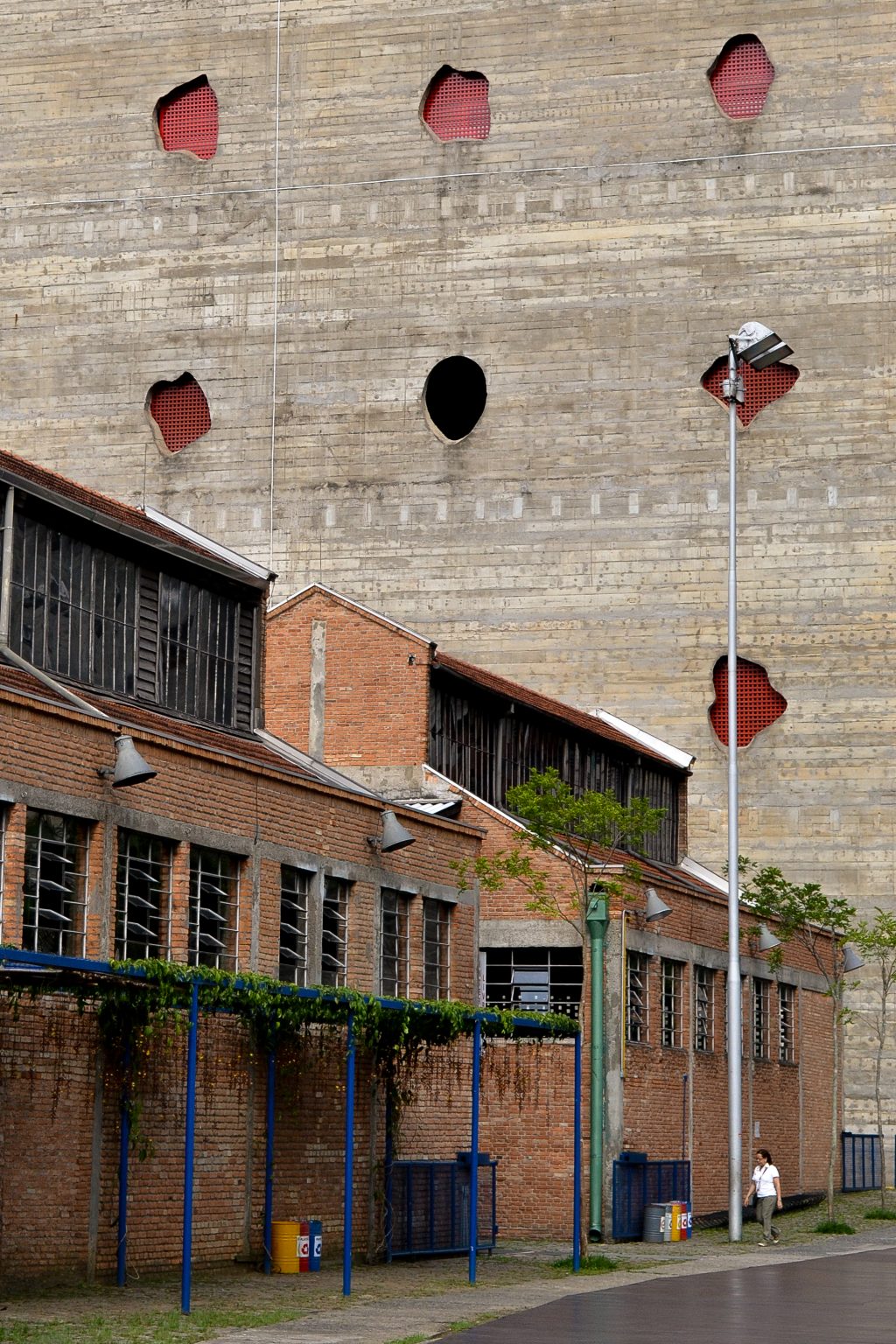 SESC Pompéia 的通道與公共使用空間｜來源：Paulisson Miura / Twentieth Century Society（CC BY 2.0）