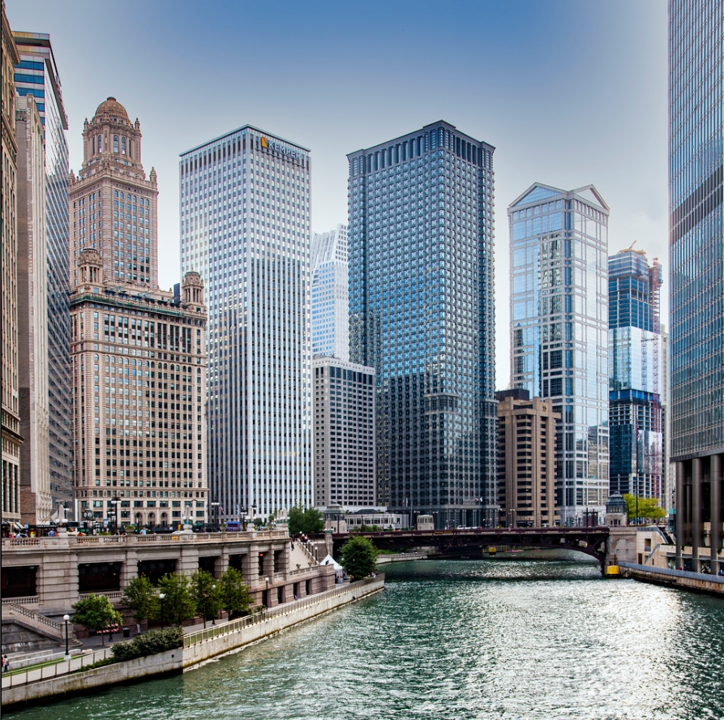 Above: The Chicago River with the Jewelers Building (35 East Wacker) 1927 by Joachim Giæver and Frederick P. Dinkelberg in foreground 
© Alan John Ainsworth
