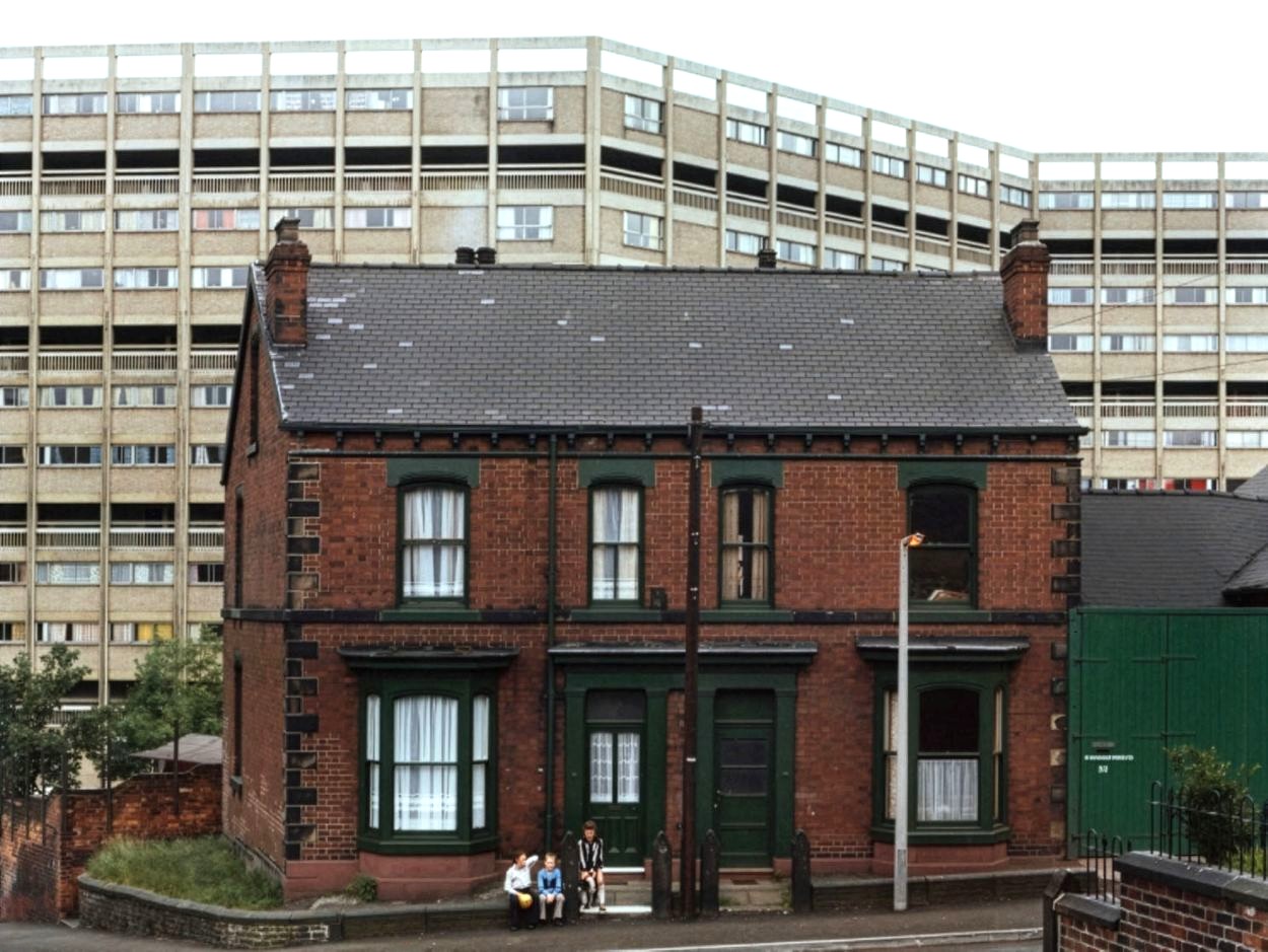 Kelvin Grove Flats, Scott, Dean, Neil and Gaudy the dog, Westmoreland Street, Sheffield, 1978. Photography by Peter Mitchell.
