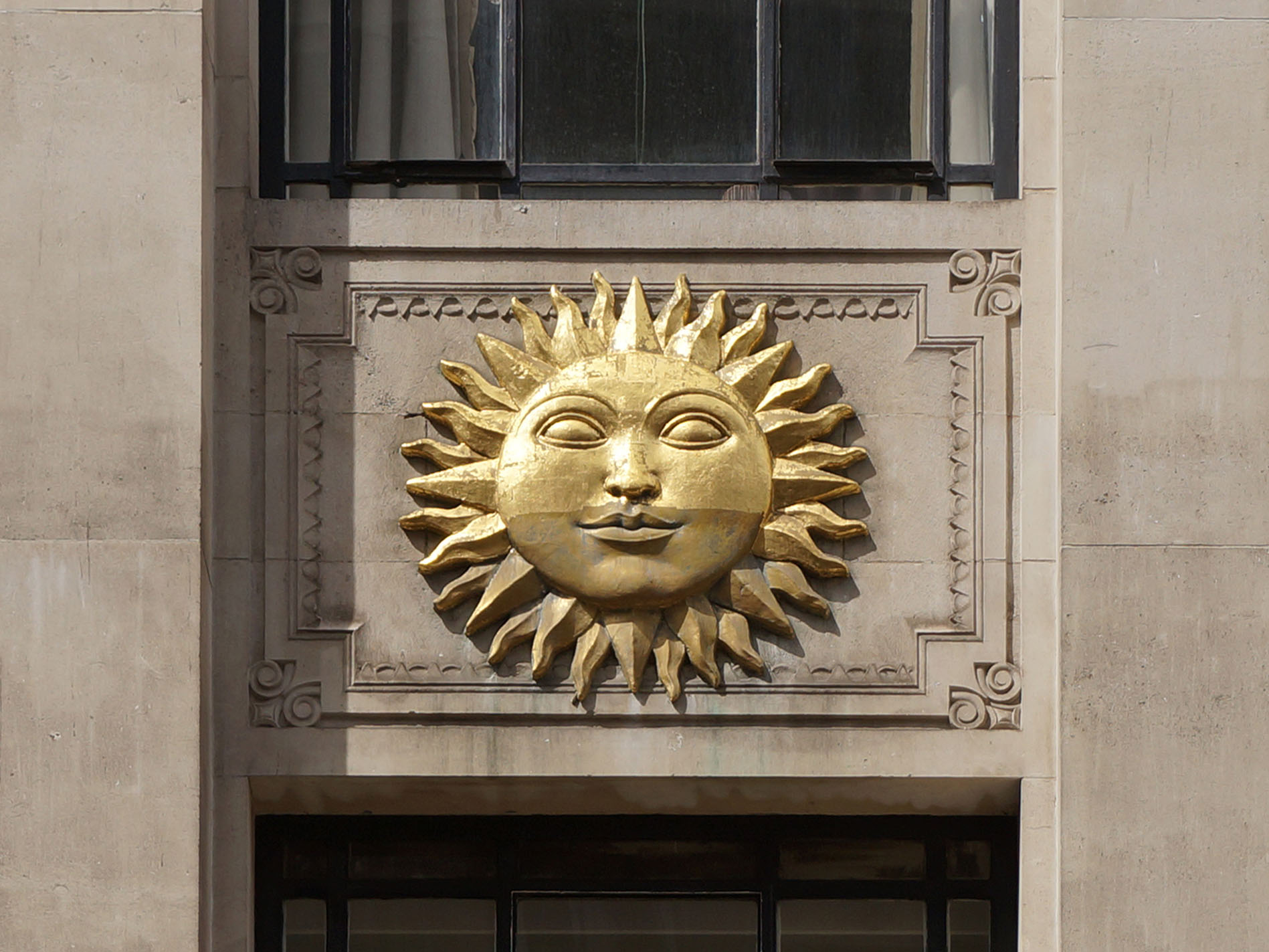 Bloye sculpture on Sun Insurance building (1928), Birmingham. Photo by Oosoom CC A-S A 3.0.