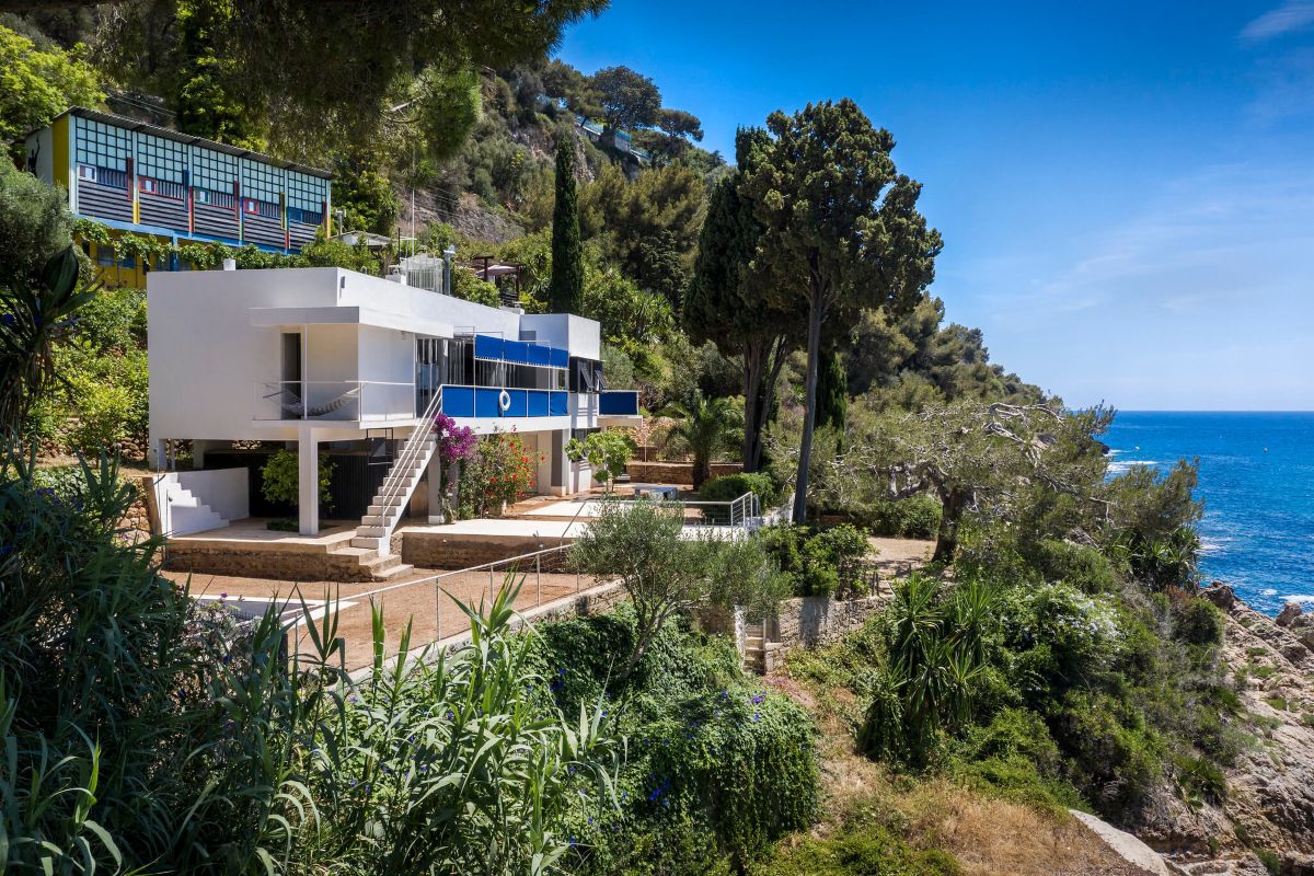Eileen Gray and Jean Badovicci’s Villa E-1027, Le Corbusier’s Cabanon, the Etoile de Mer bar-restaurant and the camping units. © Cap Moderne