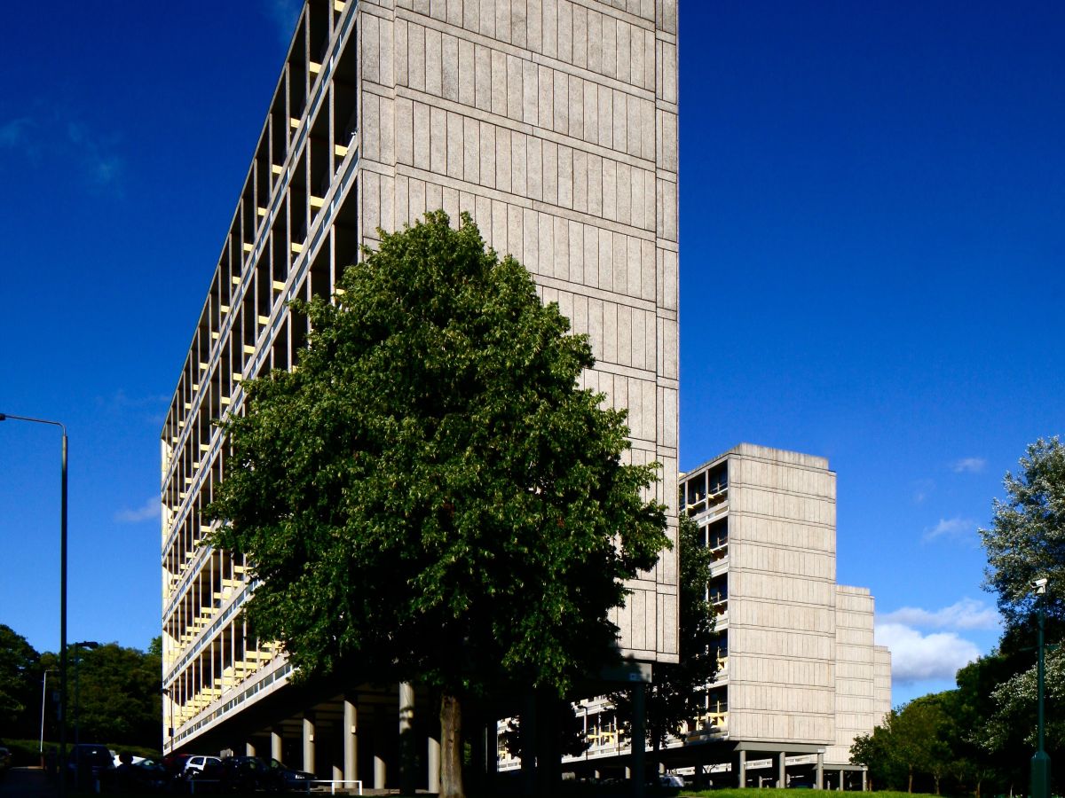 Grade II* listed Alton West Alton West (1954—59) by the LCC Architects' Department, Roehampton, London. Photo by John East.